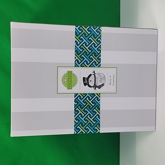 NIB. Scentsy, Build A Snowman, Scentsy Warmer Holiday 2017 Collection. - Picture 4 of 14